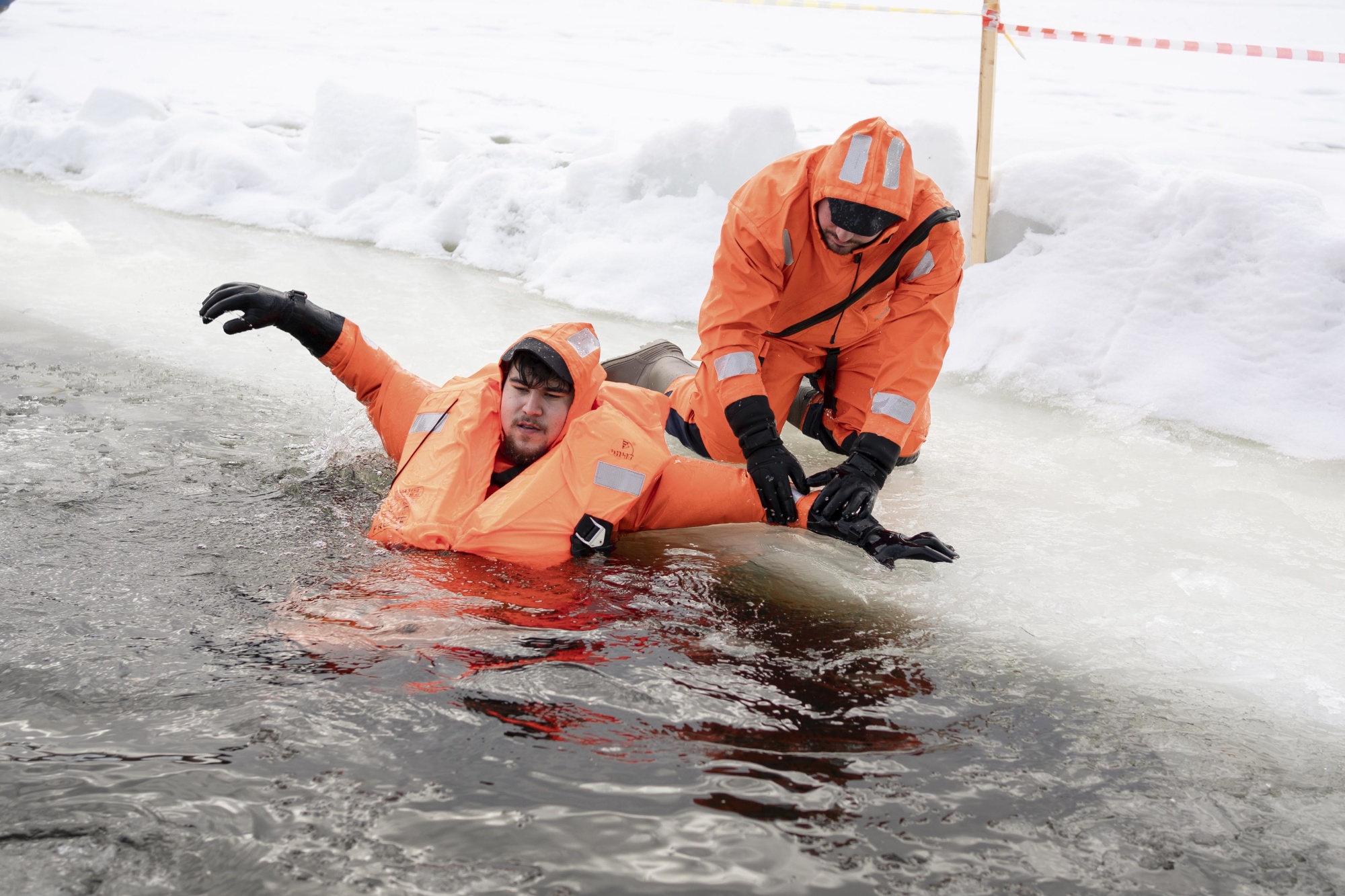 МЧС и НТВ проверили на прочность лёд Строгинского залива